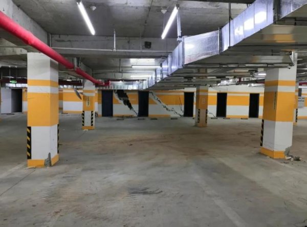 至尊配资 河北一小区车库墙面现巨大裂缝大洞，住建局：是填充墙，主体结构也有小裂缝，已鉴定